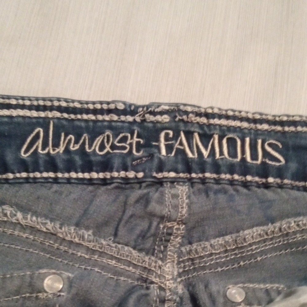 Size 7 Almost Famous Blue Cropped Capri Jeans - Picture 4 of 9
